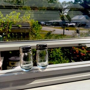 Vintage salt and pepper shakers, no chips. Mason jar look alikes,about 2”